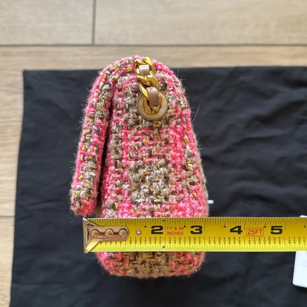 Chanel 22K pink beige tweed flap handbag with AGED hardware - Picture 6 of 13